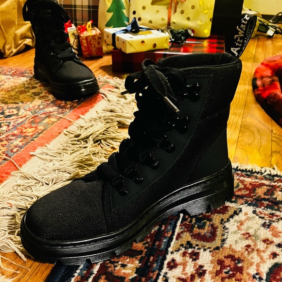 Dr. Martens Airwave Boots *NEW* - Picture 2 of 10